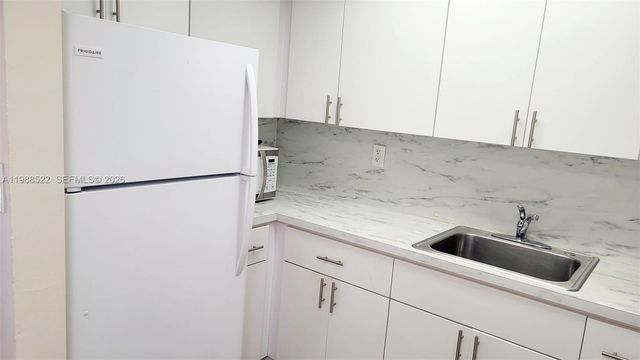 2221 W 52 ST 301, Hialeah, FL 33016