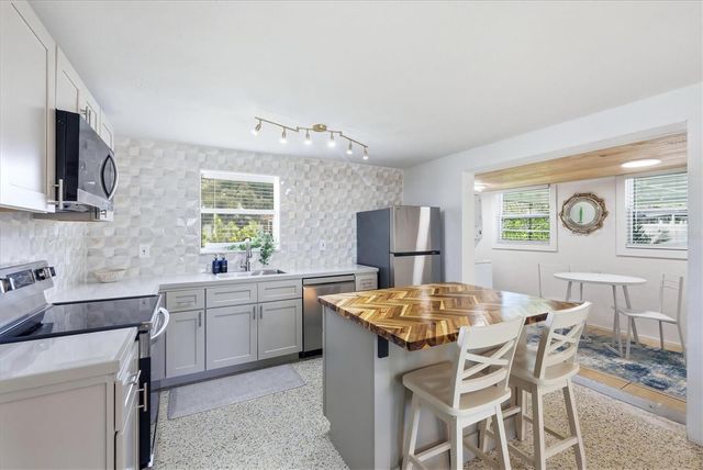 301 28TH STREET W, Bradenton, FL 34205