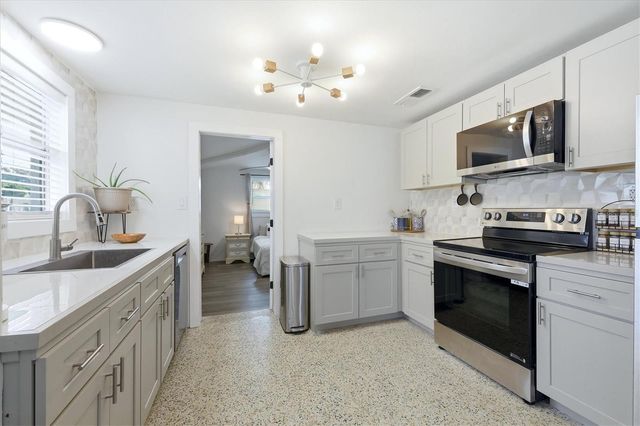 301 28TH STREET W, Bradenton, FL 34205