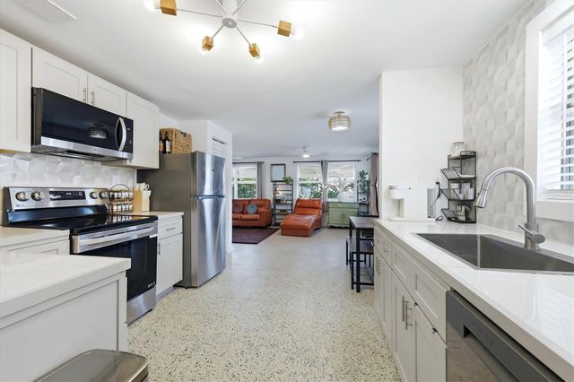 301 28TH STREET W, Bradenton, FL 34205