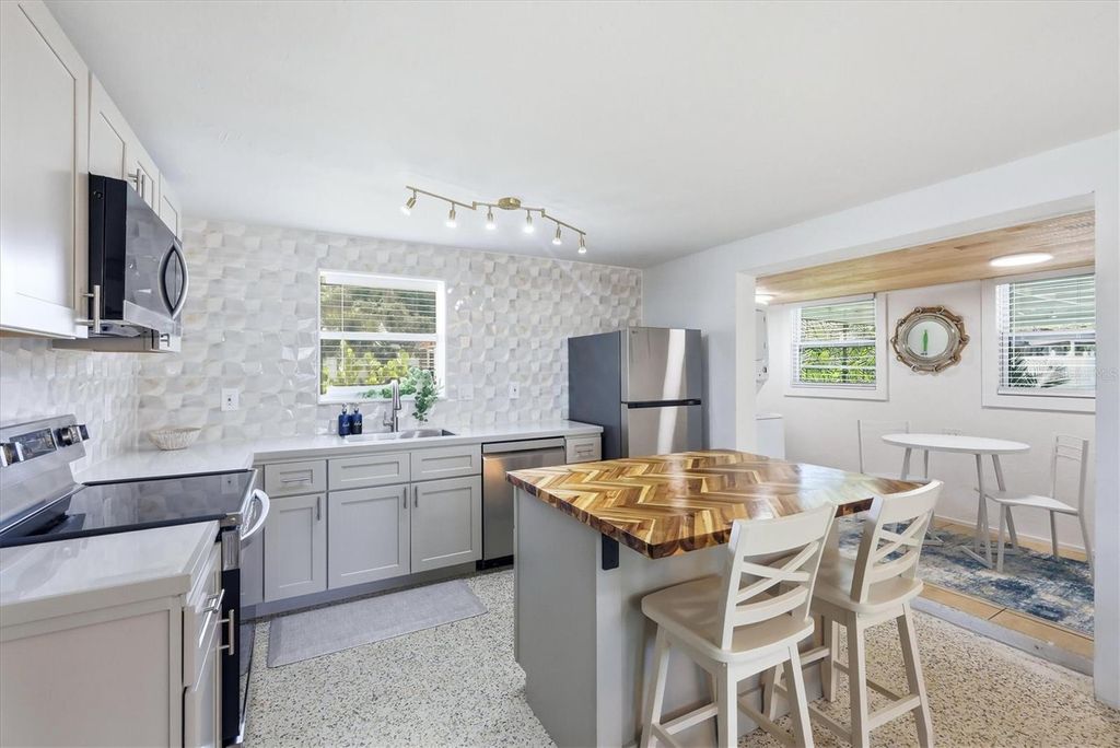 Image 11 of property listing at 301 28TH STREET W, Bradenton, FL 34205