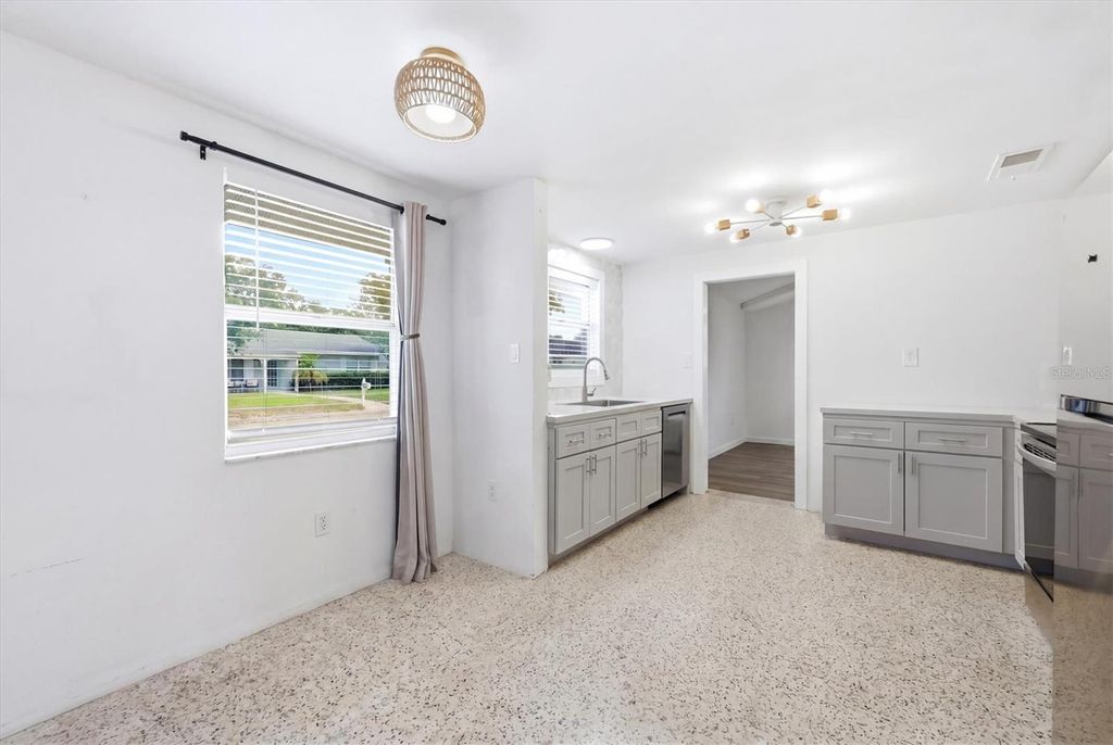 Image 22 of property listing at 301 28TH STREET W, Bradenton, FL 34205