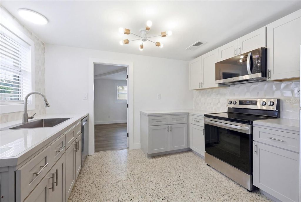 Image 23 of property listing at 301 28TH STREET W, Bradenton, FL 34205