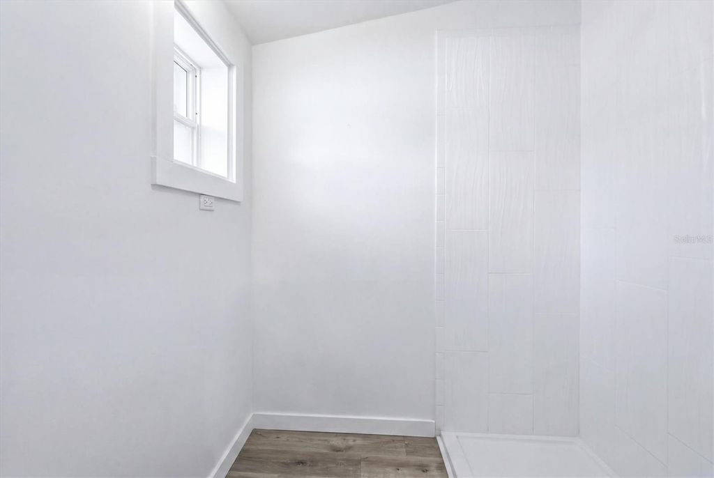 Image 28 of property listing at 301 28TH STREET W, Bradenton, FL 34205