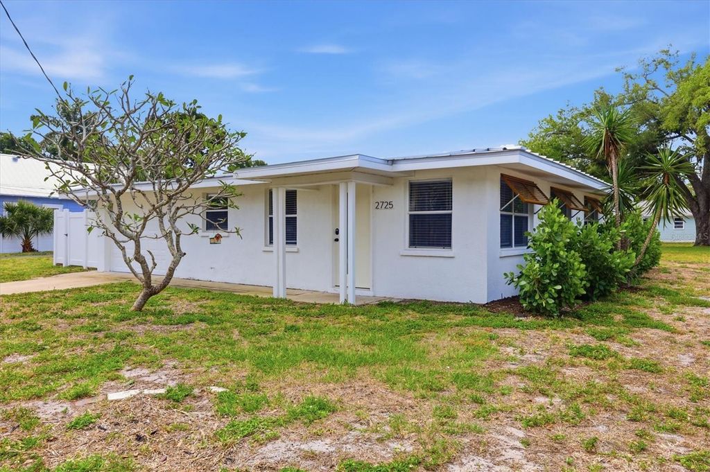 Image 4 of property listing at 301 28TH STREET W, Bradenton, FL 34205
