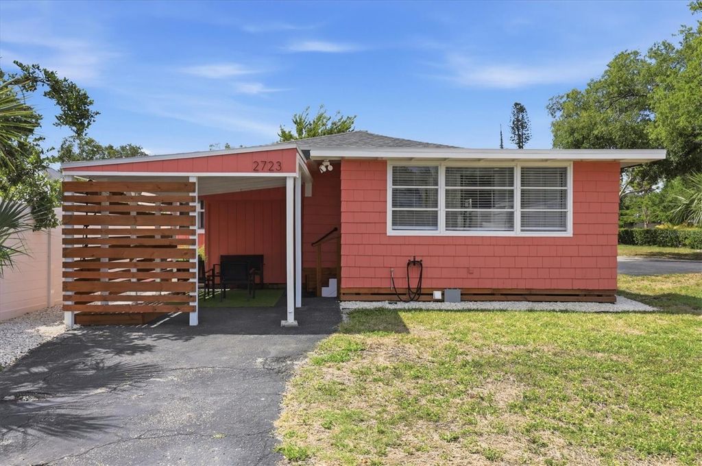 Image 5 of property listing at 301 28TH STREET W, Bradenton, FL 34205