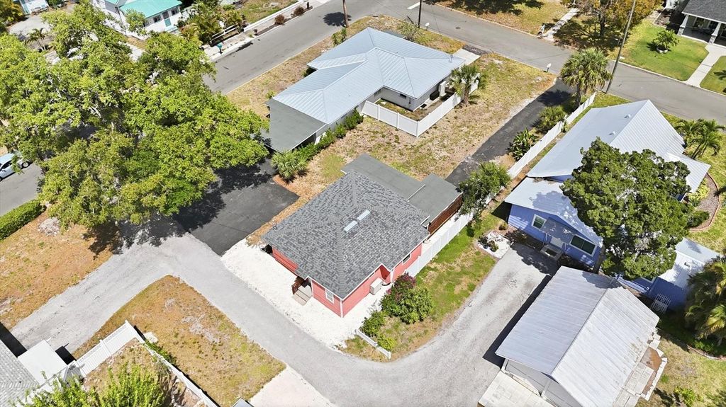 Image 59 of property listing at 301 28TH STREET W, Bradenton, FL 34205