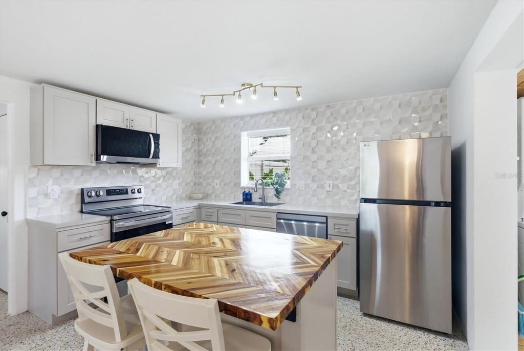 Image 9 of property listing at 301 28TH STREET W, Bradenton, FL 34205