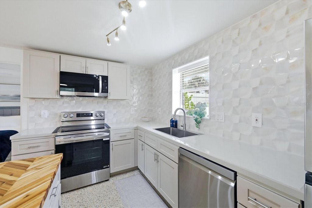 Image 10 of property listing at 301 28TH STREET W, Bradenton, FL 34205