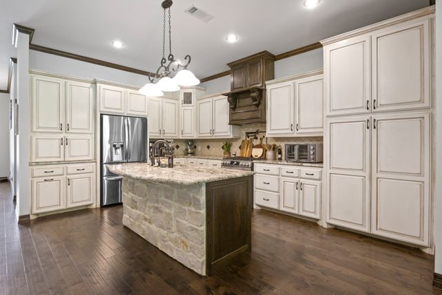 909 Holly Hill, Mt Pleasant, TX 75455
