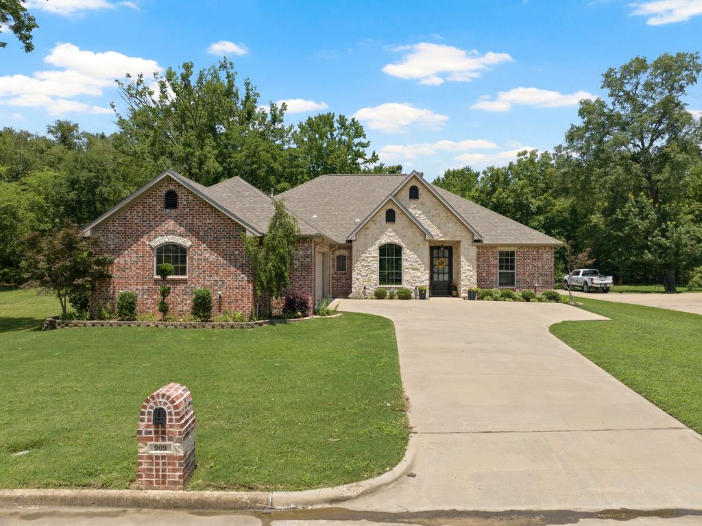 909 Holly Hill, Mt Pleasant, TX 75455