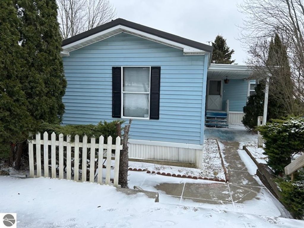 Image 4 of property listing at 6189 Wildwood Drive, Elwell, MI 48832