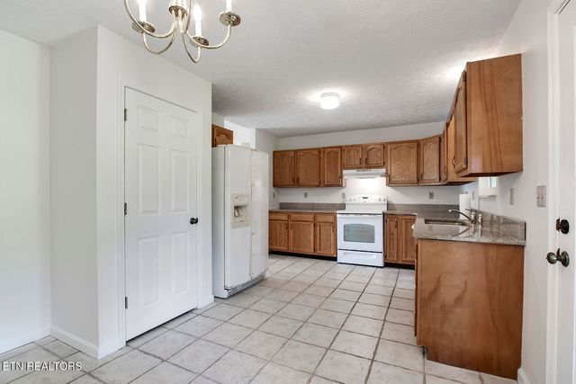 3401 Waller Ferry Rd, Lenoir City, TN 37771