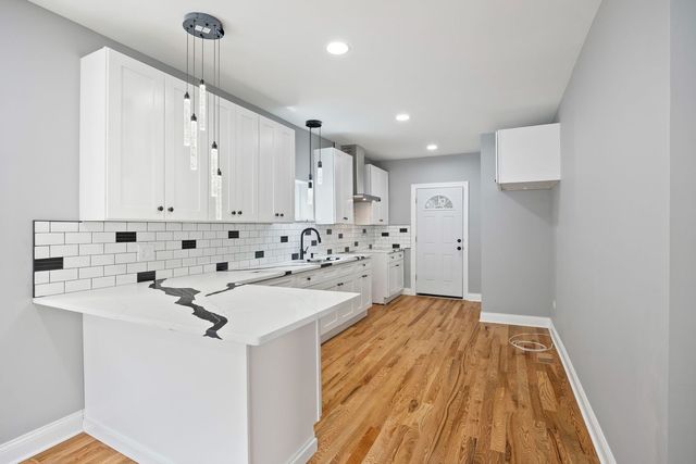 7010 S Prairie Avenue, Chicago, IL 60637