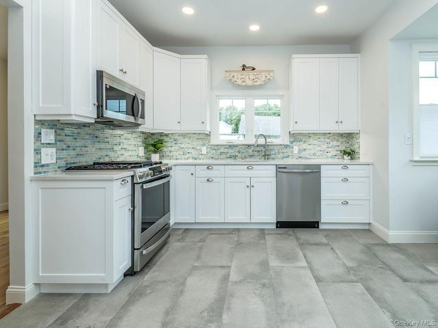 3 Ellison Street, Bayville, NY 11709