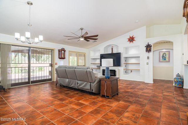 1329 N Sun Catcher Way, Green Valley, AZ 85614