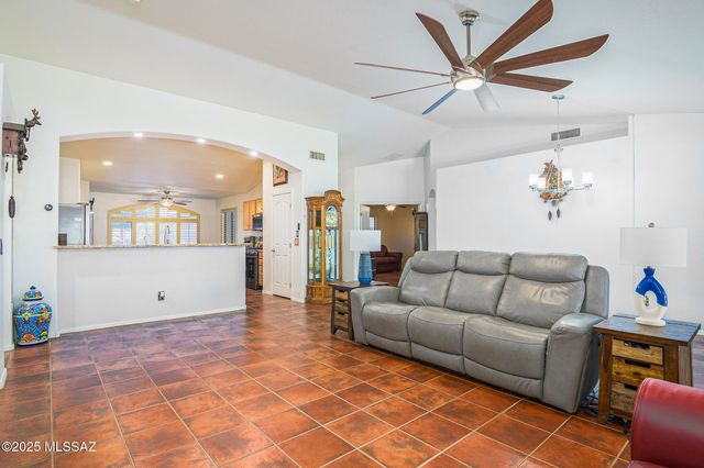 1329 N Sun Catcher Way, Green Valley, AZ 85614