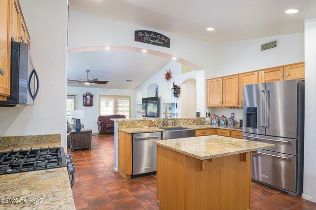 1329 N Sun Catcher Way, Green Valley, AZ 85614