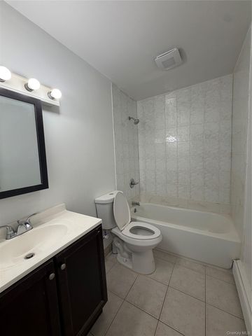 629 Wellwood Avenue B6, Lindenhurst, NY 11757