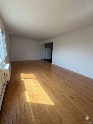 629 Wellwood Avenue B6, Lindenhurst, NY 11757