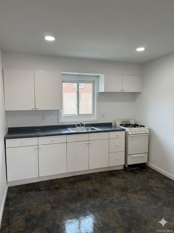 629 Wellwood Avenue B6, Lindenhurst, NY 11757