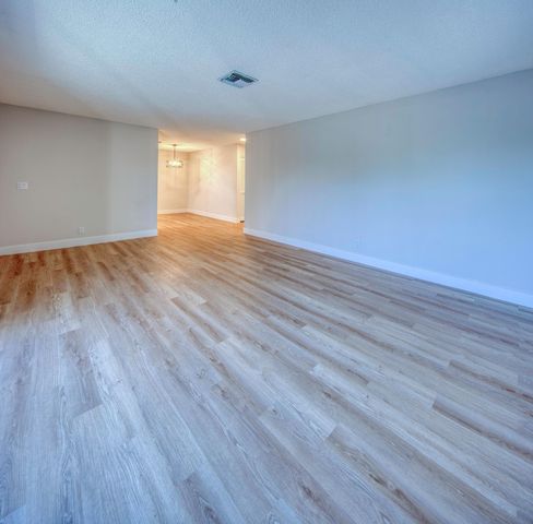 531 N J 5, Lake Worth Beach, FL 33460