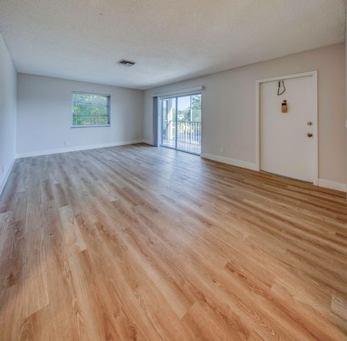 531 N J 5, Lake Worth Beach, FL 33460