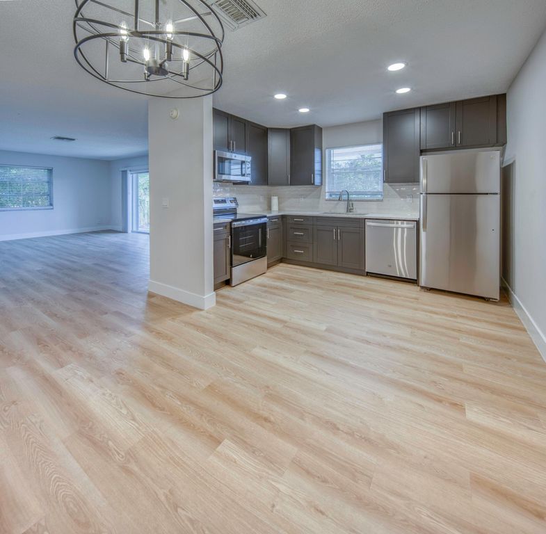 531 N J 5, Lake Worth Beach, FL 33460