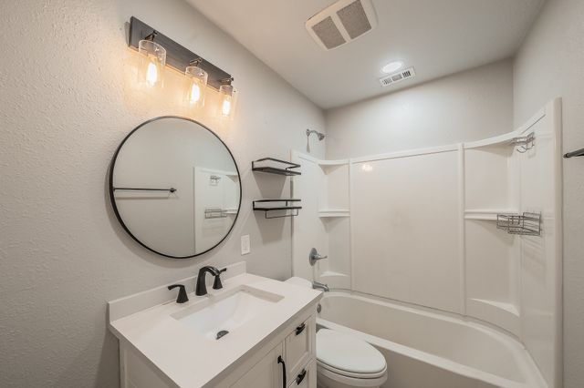 1015 Epenard Street, Dallas, TX 75211