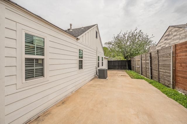 1015 Epenard Street, Dallas, TX 75211