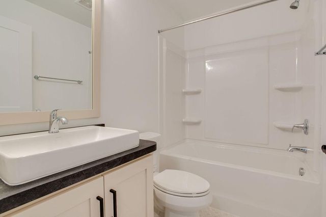 2534 Golden Lane S, Fargo, ND 58104