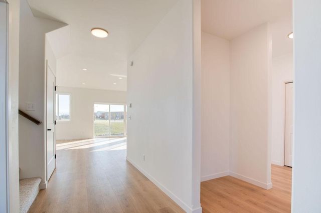 2534 Golden Lane S, Fargo, ND 58104