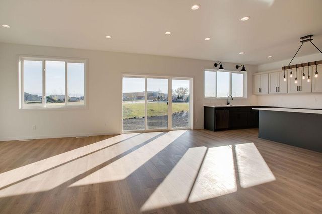 2534 Golden Lane S, Fargo, ND 58104