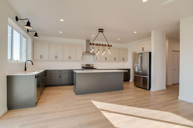 2534 Golden Lane S, Fargo, ND 58104