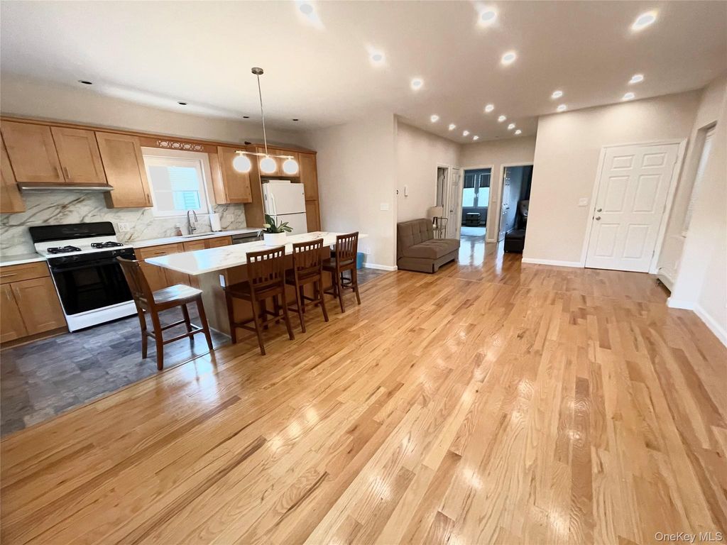 6622 53rd Avenue 2, Maspeth, NY 11378