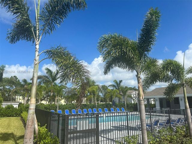 393 SE Crossoak Ln, Port St. Lucie, FL 34984