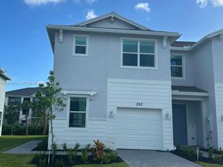 393 SE Crossoak Ln, Port St. Lucie, FL 34984