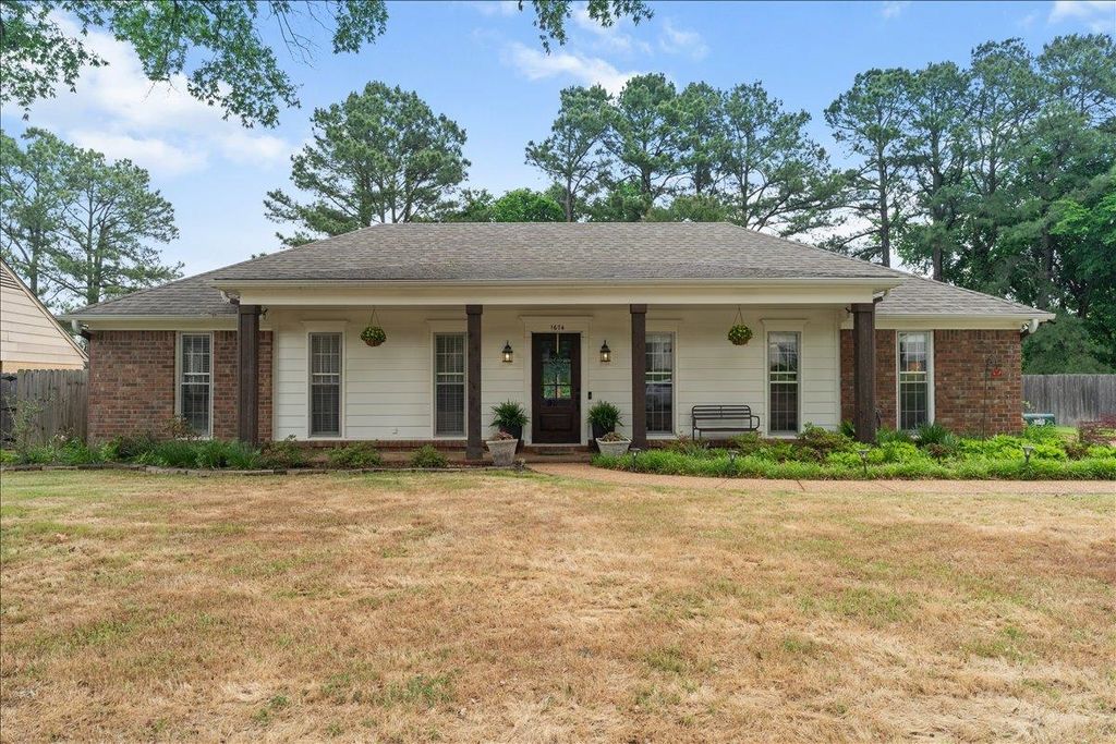 1674 BRIERBROOK RD, Germantown, TN 38138
