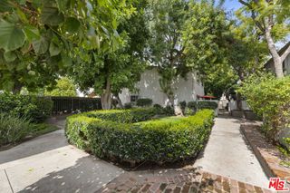 18555 Collins Street C11, Tarzana, CA 91356