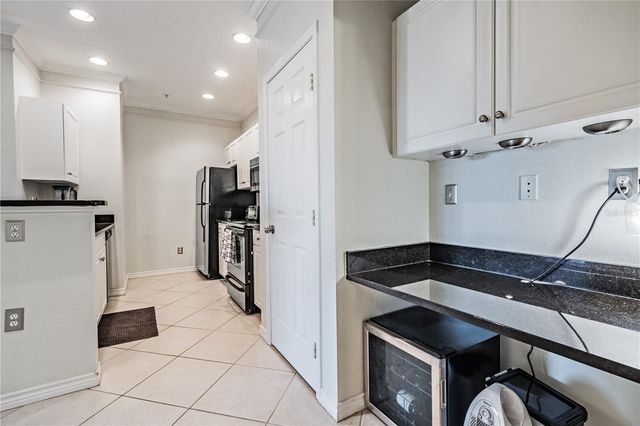 4307 BAYSIDE VILLAGE DRIVE 201, Tampa, FL 33615