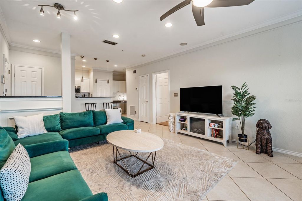 Image 7 of property listing at 4307 BAYSIDE VILLAGE DRIVE 201, Tampa, FL 33615