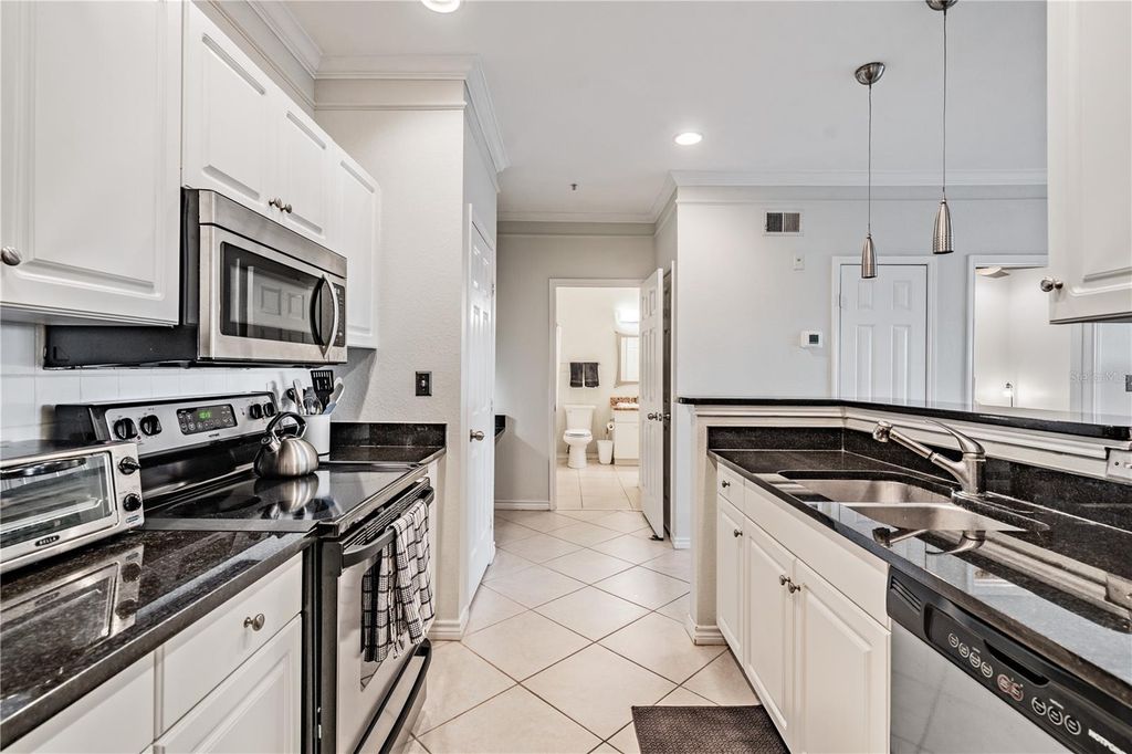 Image 9 of property listing at 4307 BAYSIDE VILLAGE DRIVE 201, Tampa, FL 33615