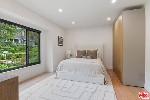 11346 Thurston Place, Los Angeles, CA 90049