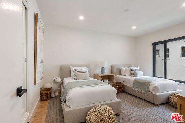 11346 Thurston Place, Los Angeles, CA 90049