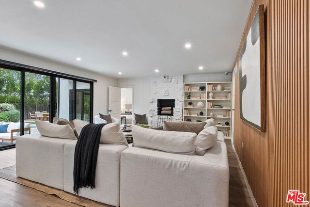 11346 Thurston Place, Los Angeles, CA 90049