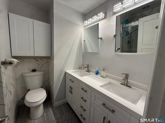 8 Signal Hill Road, Brookfield, CT 06804