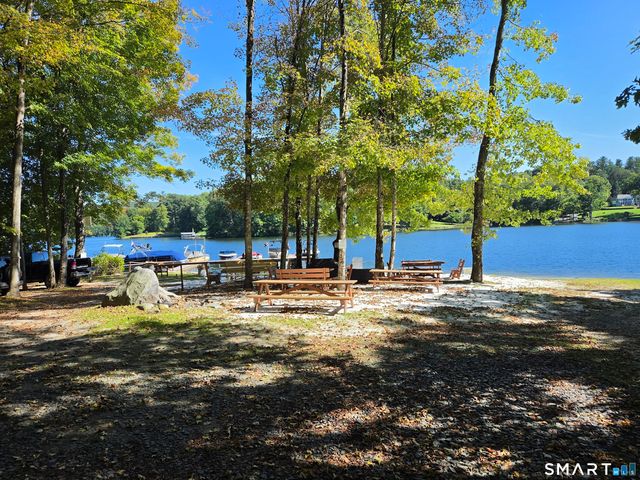 8 Signal Hill Road, Brookfield, CT 06804
