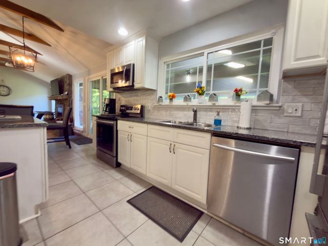 8 Signal Hill Road, Brookfield, CT 06804