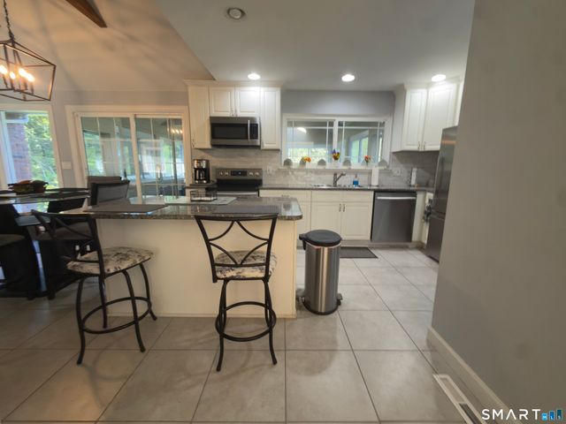 8 Signal Hill Road, Brookfield, CT 06804