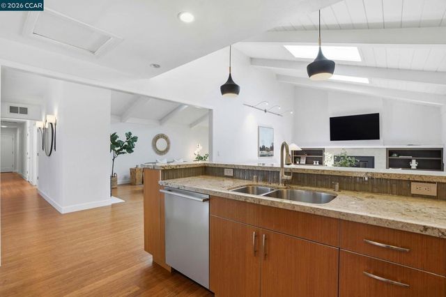 260 Corliss Dr, Moraga, CA 94556